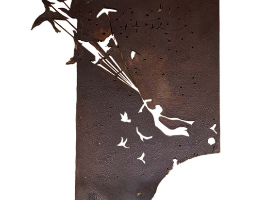 Bird Balloons χειροποίητο επιτοίχιο μεταλλικό διακοσμητικό σε καφέ απόχρωση σκουριάς με πουλιά σαν μπαλόνια που ανυψώνουν φιγούρα 80x102 εκ