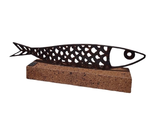 Fish χειροποίητο επιτραπέζιο μεταλλικό διακοσμητικό σε καφέ απόχρωση σκουριάς με ψάρι πάνω σε βάση 30x8x10 εκ