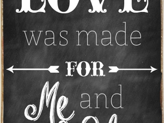 Ξύλινος ρετρό πίνακας χειροποίητος love was made for you and me 20x30 εκ