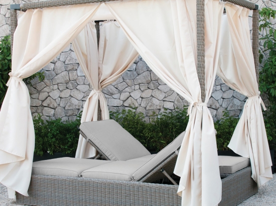 Διπλή ξαπλώστρα Daybed με μεταλλικό σκελετό επένδυση από ρατάν και καμπάνα με κουρτίνες σε κρεμ απόχρωση 150x200x200 εκ
