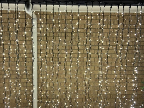200 Led λαμπάκια 20% flashing σε επεκτεινόμενη συμμετρική κουρτίνα με πράσινο καλώδιο και θερμό λευκό φως 1.5x1.8μ