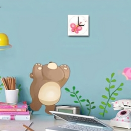 Bear chasing the butterfly ρολόι τοίχου αυτοκόλλητο από βινύλιο 113 εκ