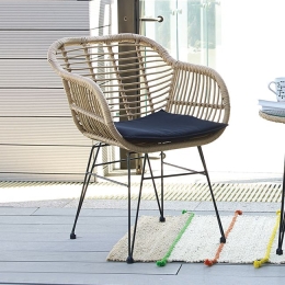 Salsa πολυθρόνα με μαύρο μεταλλικό σκελετό και wicker σε φυσική απόχρωση