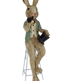 Mr Rabbit κεραμική διακοσμητική πασχαλινή φιγούρα λαγού με σακάκι σε σκαμπό 38 εκ