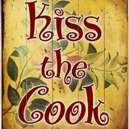 Ρετρό πίνακας χειροποίητος kiss the cook 20x30 εκ