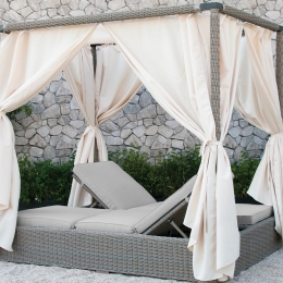 Διπλή ξαπλώστρα Daybed με μεταλλικό σκελετό επένδυση από ρατάν και καμπάνα με κουρτίνες σε κρεμ απόχρωση 150x200x200 εκ