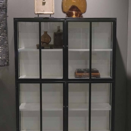 Kahlo μεταλλική βιτρίνα σε μαύρο χρώμα με 4 γυάλινα πορτάκια 130x36x185 εκ