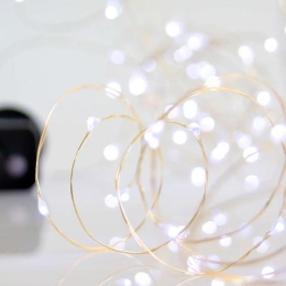 ΣΕΙΡΑ 100 MINI LED 4,5V 8 ΠΡΟΓΡΑΜΜΑΤΑ ΜΕ ΜΕΤΑΣΧΗΜΑΤΙΣΤΗ ΠΡΟΕΚΤΑΣΗ ΠΑΡΟΧΗΣ 500cm ΑΣΗΜΙ ΧΑΛΚΟΣ ΛΕΥΚΟ LED ANA 10cm ΙΡ44